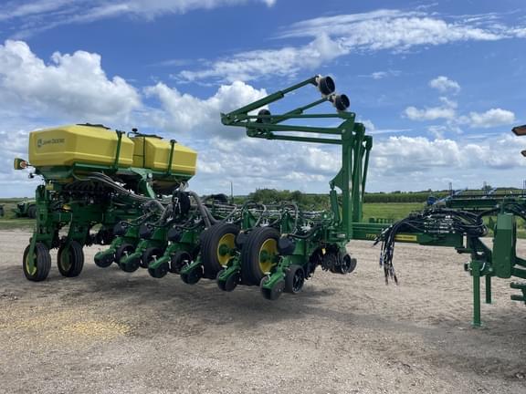 Image of John Deere 1775 equipment image 2