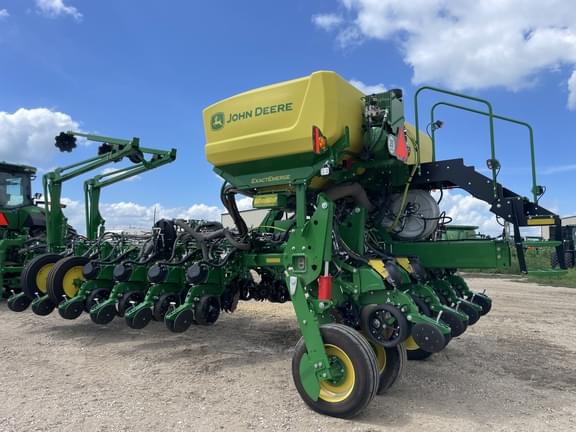 Image of John Deere 1775 equipment image 4