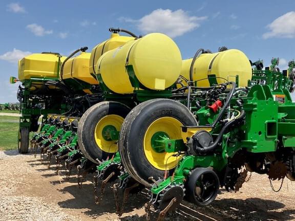 Image of John Deere 1775 equipment image 1