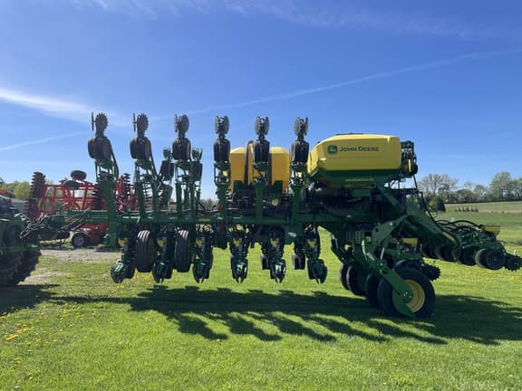 Image of John Deere 1795 equipment image 3