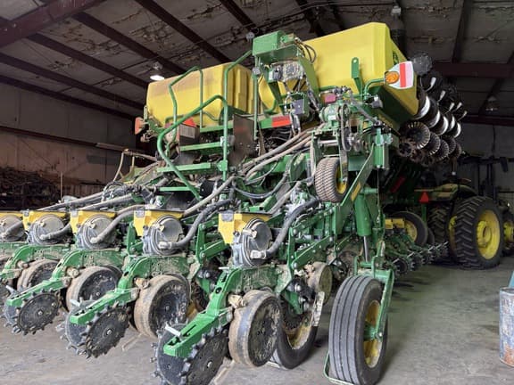 Image of John Deere 1795 equipment image 4