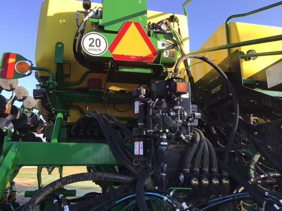 Image of John Deere 1795 equipment image 3