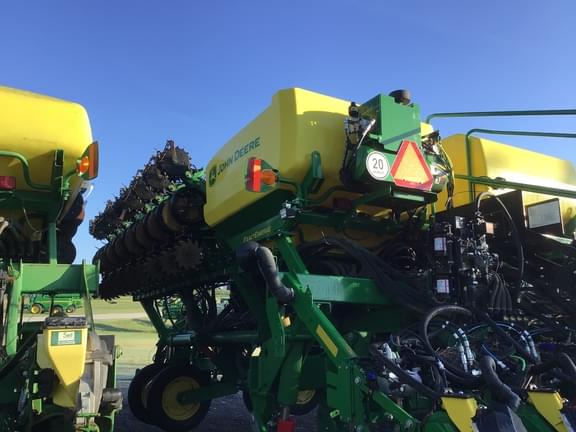 Image of John Deere 1795 equipment image 4