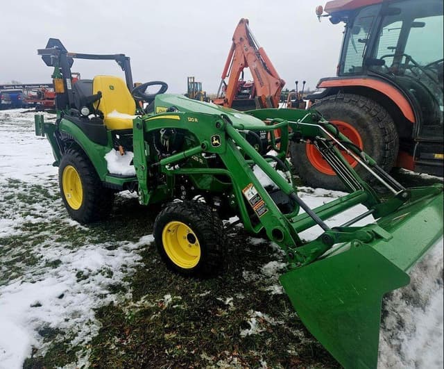 Image of John Deere 2025R equipment image 4