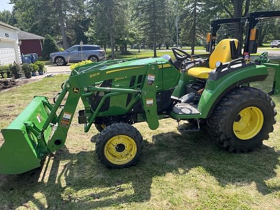 Image of John Deere 2032R equipment image 2