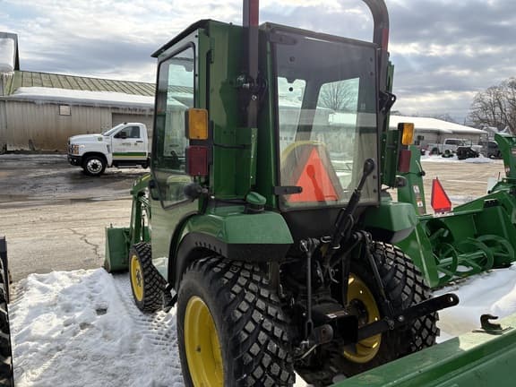Image of John Deere 2032R equipment image 2