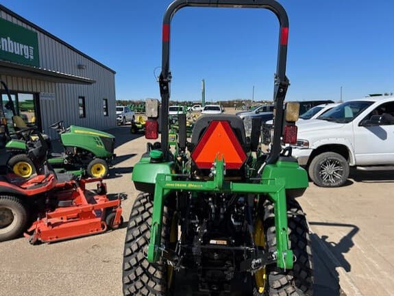 Image of John Deere 2032R equipment image 4