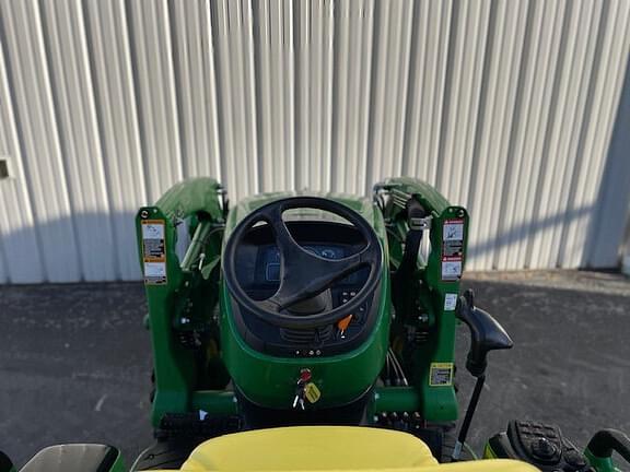 Image of John Deere 3033R equipment image 4