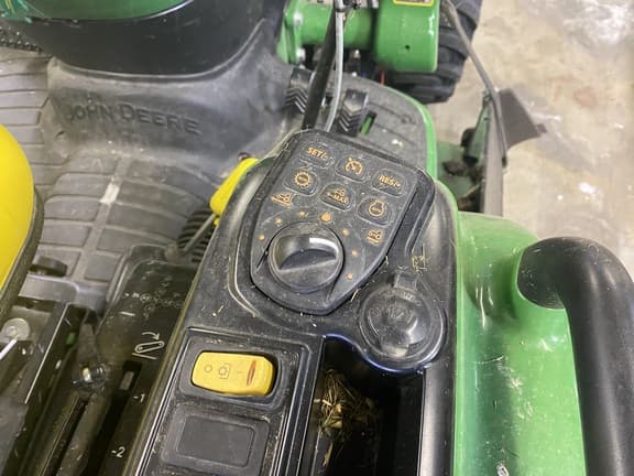 Image of John Deere 3033R equipment image 2