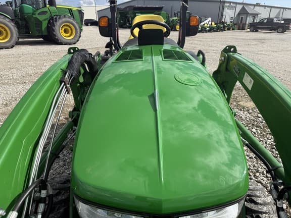 Image of John Deere 3033R equipment image 2
