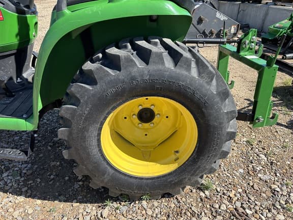 Image of John Deere 3038E equipment image 4