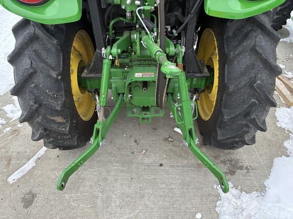 Image of John Deere 3039R equipment image 3