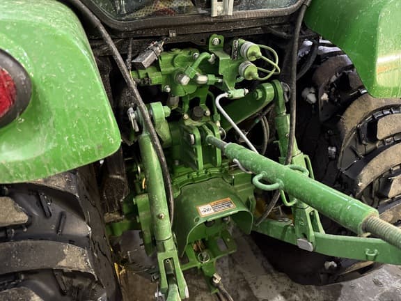 Image of John Deere 3039R equipment image 3