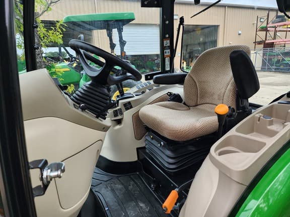 Image of John Deere 3046R equipment image 4