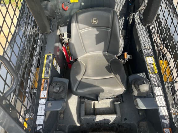 Image of John Deere 324G equipment image 4