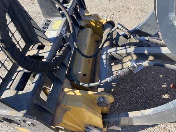 Image of John Deere 324L equipment image 4