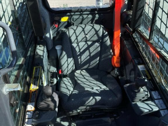 Image of John Deere 325G equipment image 4