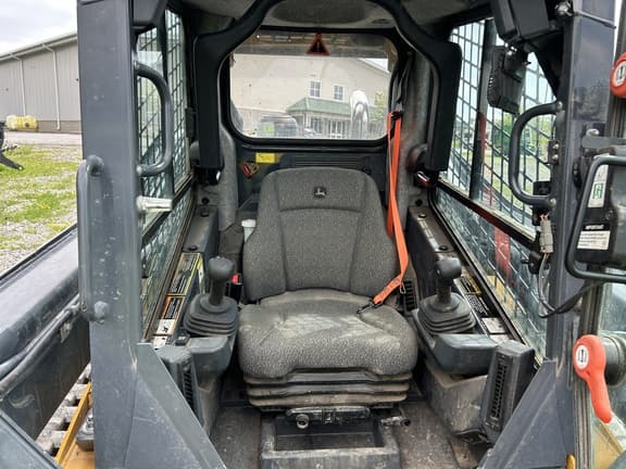 Image of John Deere 325G equipment image 4