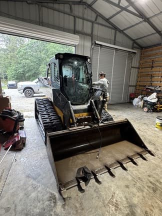 Image of John Deere 325G equipment image 4