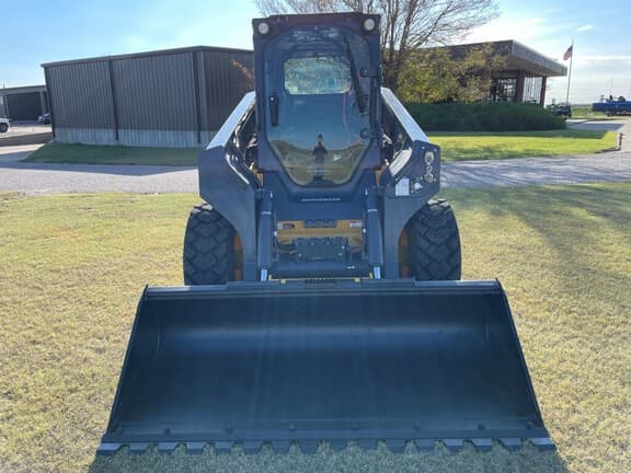 Image of John Deere 332G equipment image 2