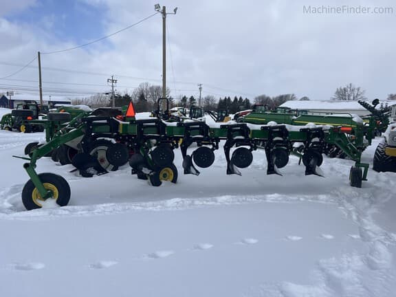 Image of John Deere 3710 equipment image 4