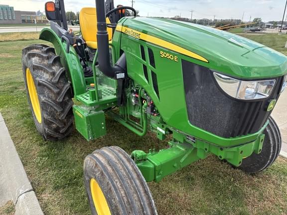 Image of John Deere 5050E equipment image 3