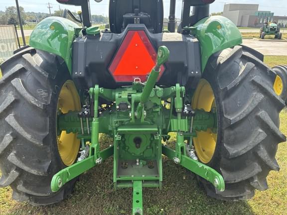 Image of John Deere 5050E equipment image 4