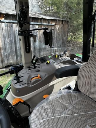 Image of John Deere 5075E equipment image 3