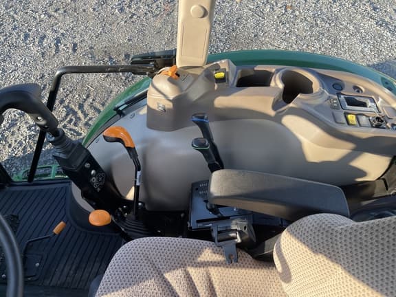 Image of John Deere 5075E equipment image 4