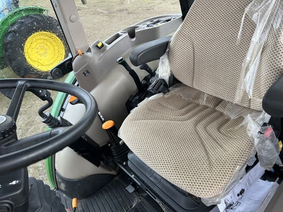 Image of John Deere 5075E equipment image 4