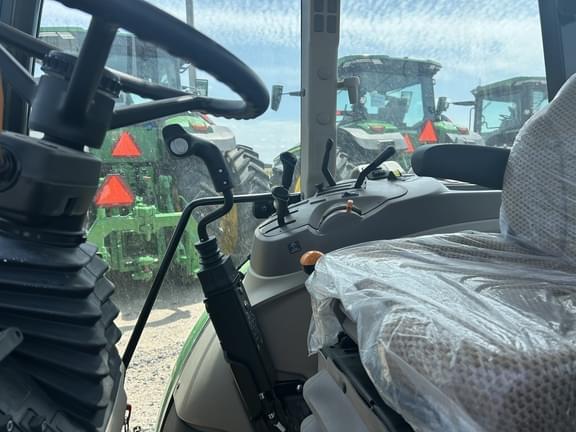 Image of John Deere 5075E equipment image 2
