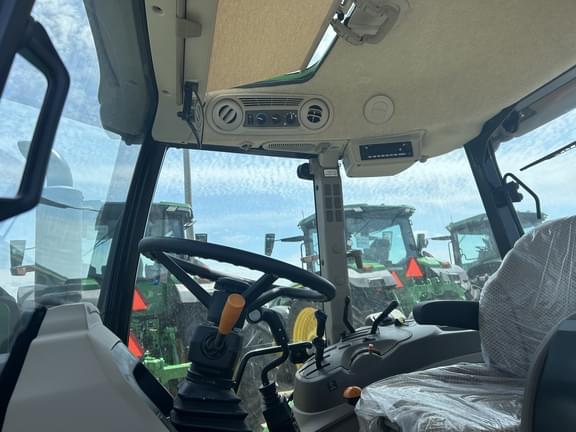 Image of John Deere 5075E equipment image 3