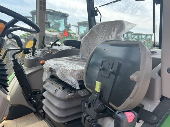 Image of John Deere 5075E equipment image 4