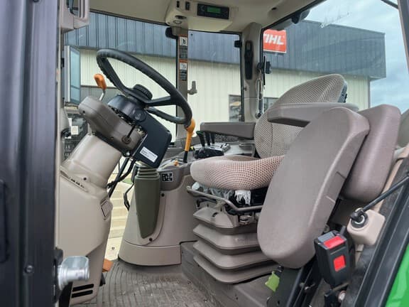 Image of John Deere 6110M equipment image 4