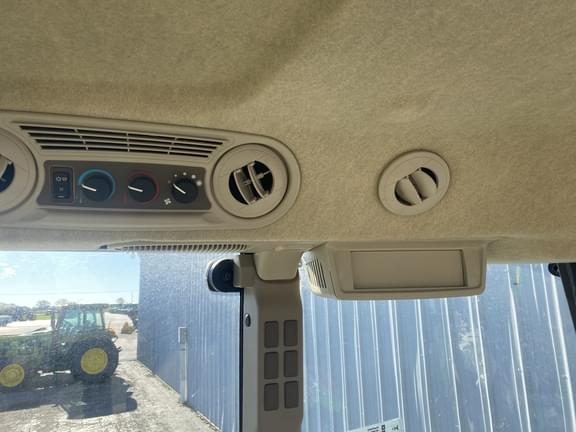 Image of John Deere 6120E equipment image 4