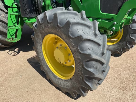 Image of John Deere 6120E equipment image 4