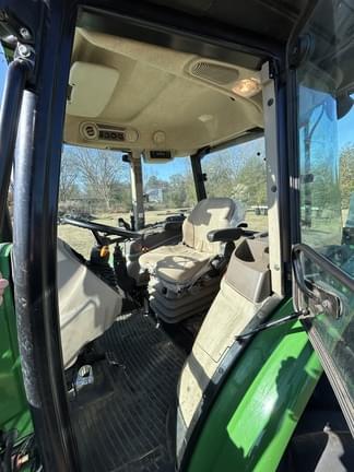 Image of John Deere 6135E equipment image 4