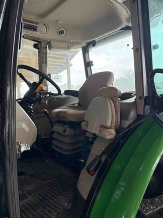 Image of John Deere 6135E equipment image 4