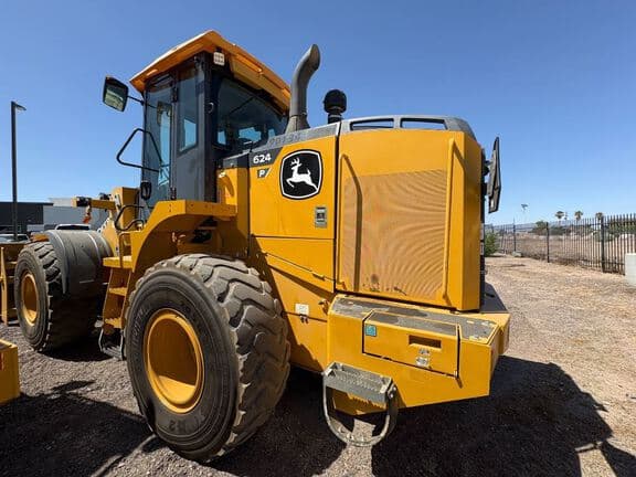 Image of John Deere 624P equipment image 2