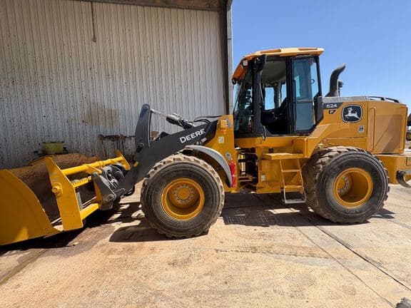 Image of John Deere 624P equipment image 3