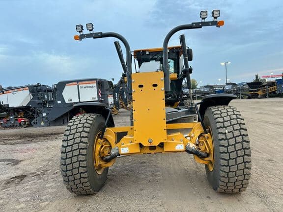 Image of John Deere 672G equipment image 3