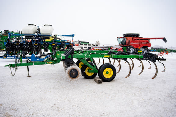 Image of John Deere 714 equipment image 4