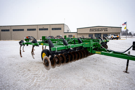 Image of John Deere 714 equipment image 1