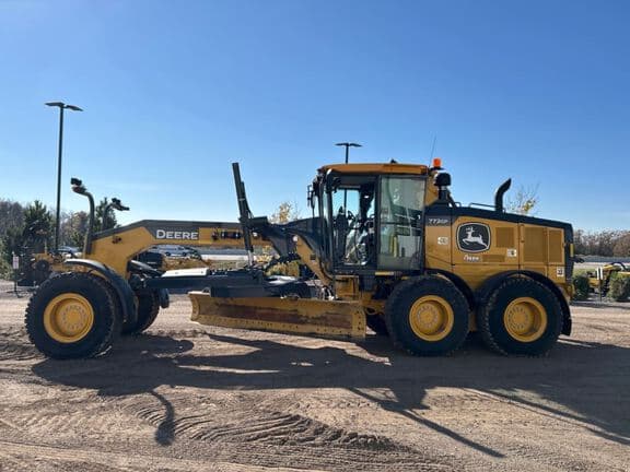 Image of John Deere 772G equipment image 1