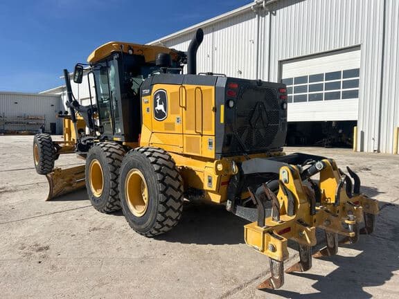 Image of John Deere 772G equipment image 2