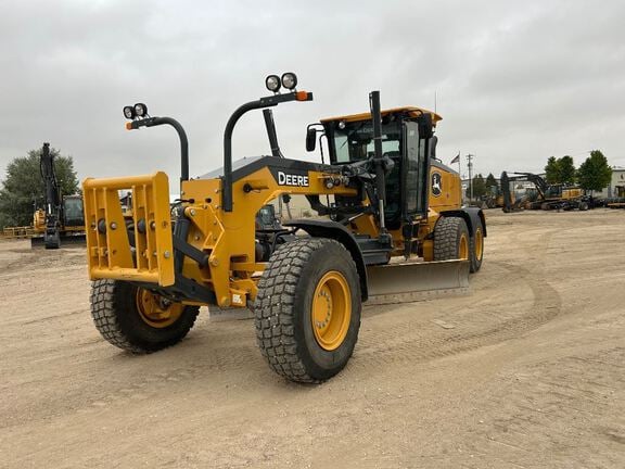 2023 John Deere 772G Equipment Image0