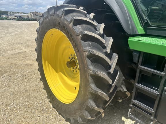 Image of John Deere 8R 230 equipment image 3