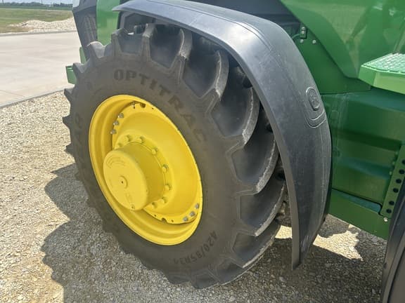Image of John Deere 8R 230 equipment image 4