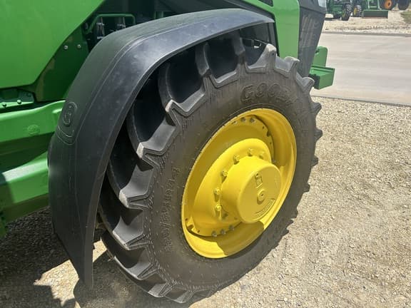 Image of John Deere 8R 230 equipment image 2