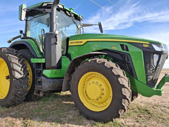 Image of John Deere 8R 250 equipment image 4